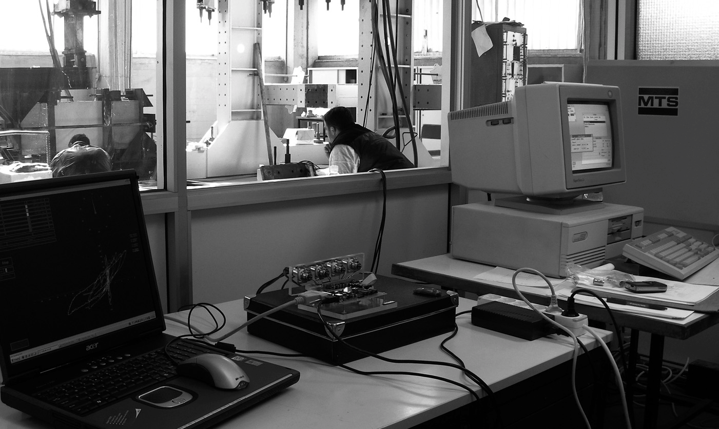 Η διαφορά µε τα προηγούµενα πειράµατα ήταν ότι στη προκειµένη περίπτωση χρησιµοποιήθηκε η σύγχρονη διάταξη ανακυκλιζόµενης φόρτισης του ΕΚΟΣΦΤ, η οποία αποτελείται από µεταλλικό πλαίσιο αντίδρασης,