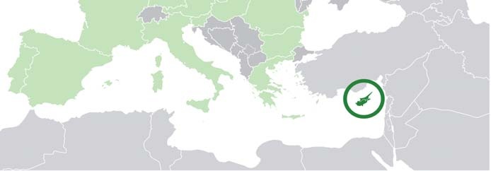 Το μέγιστο μήκος της (ανατολικά - δυτικά) είναι 226 km, ενώ το μέγιστο πλάτος (βόρεια - νότια) είναι 97 km. Εικόνα 1: Γεωγραφική θέση της Κύπρου (σε πράσινο κύκλο) στον ευρωπαϊκό χώρο. 1.2.2. Η παλαιογεωγραφία Η γένεση και γεωλογική εξέλιξη της Κύπρου συντελέστηκαν μέσα από μια σειρά τεκτονικών επεισοδίων.