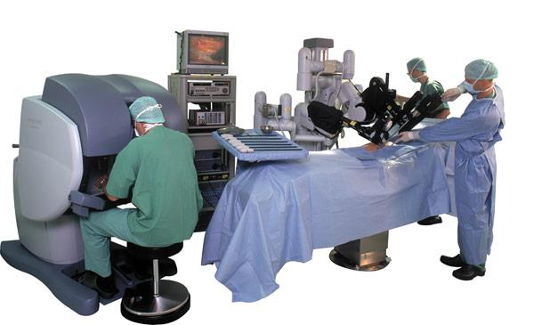 Τη χειρουργική κονσόλα, στην οποία κάθεται ο χειρουργός και χειρίζεται το χειρουργικό ρομπότ.