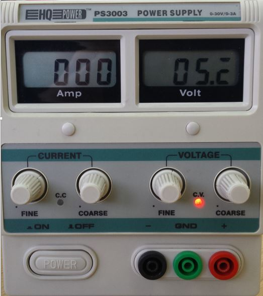 Slika 2: Slika lijevo prikazuje shema laboratorijskog postava, a desno maketu s priključcima i motorom.