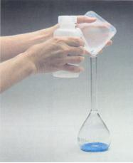 ογκομετρική φιάλη των 250 ml Προσθέτουμε νερό μέχρις