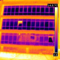 υαλοπίνακες (πορτοκαλί στο μέσον του κτιρίου και μπλε εκατέρωθεν αντίστοιχα) επιτρέπει την ανταλλαγή θερμότητας και για αυτό
