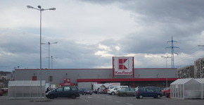 Καταστήματα KAUFLAND στην Βουλγαρία Η Kaufland είναι μια γερμανική αλυσίδα υπερκαταστημάτων και ανήκει στο ίδιο όμιλο με τα καταστήματα Lidl και Handelshof.