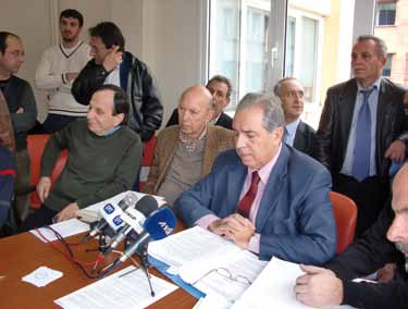 Κατά της απόφασης να απαγορεύεται στους μη συμβεβλημένους ιατρούς να συνταγογραφούν και να αναγράφουν παρακλινικές εξετάσεις.