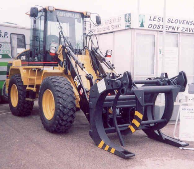 Zosilnené stoly na manipulačnú linku Baljer - Zembrod pre systém α ( nožnice ) Cena za kus 21534 Drapáky k čelným nakladačom (CAT, Komatsu, JCB, Volvo, UN ) typ: SILVA 1 prierezu 0,98 m 2 SILVA 2.