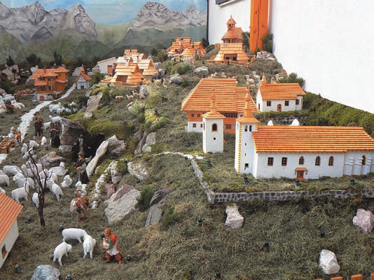 Postavitev jaslic zahteva veliko priprav ter Ëasa in pravi jasliëar se z njimi ukvarja vse leto. Tudi sredi poletja se lahko utrne nova zamisel glede postavitve jaslic.