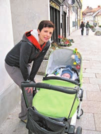 Christoph pa doda, da mu je kot Ëlanu nemπke druæine, ki je praktiëno æivela skupaj v eni vasi, po prihodu v Slovenijo za praznike sprva manjkalo tisto domaëe«, kasneje pa je to sprejel in s svojo