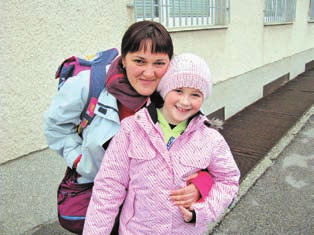 .. Vsak izmed otrok ima svoj adventni koledar, tistega s Ëokoladkami, ki ga prejme od svojega dedka ali babice«, z nasmehom povesta mlada starπa. Pred leti je druæina adventni koledar izdelala sama.