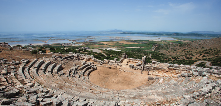 Οι Αιτωλοί Εικ. 2 Το αρχαίο θέατρο της Νέας Πλευρώνας. Σύμφωνα με το μύθο, η Αιτωλία πήρε το όνομά της από τον Αιτωλό, απόγονο του Δία που ήρθε από την Ηλεία και εγκαταστάθηκε στον τόπο αυτό.
