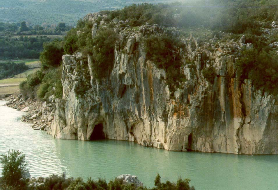 Οι ασβεστόλιθοι ανάλογα µε τη µορφή και το µέγεθος των κόκκων του ασβεστίτη, διακρίνονται σε χονδρόκοκκους, λεπτόκοκκους, στιφρούς (πολύ