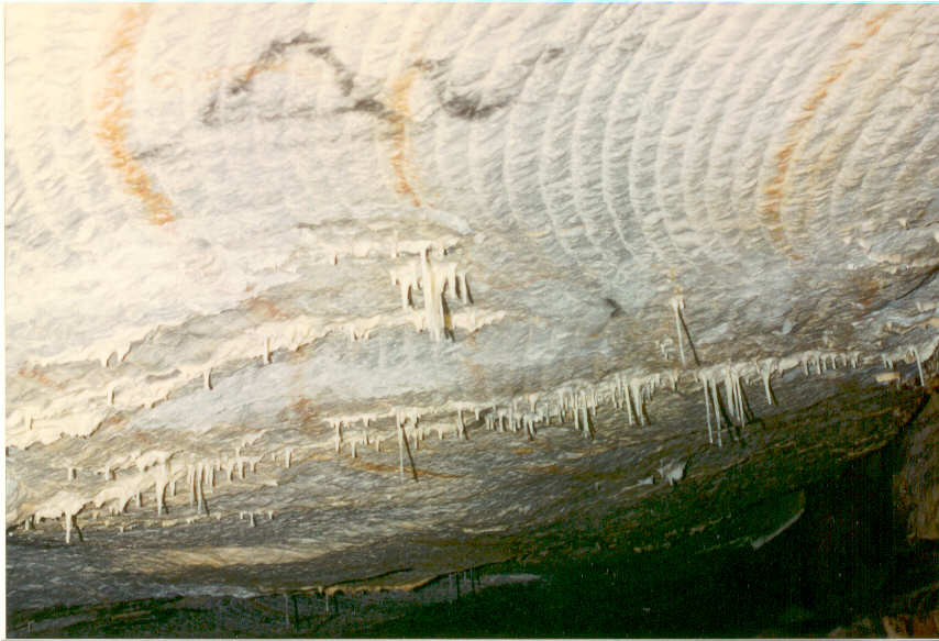 Στην οροφή των αρχαίων υπόγειων εργασιών διακρίνονται τα ίχνη από το αρχαίο
