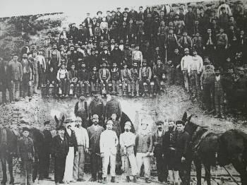 Τα αιτήματα των απεργών: Να καταργηθούν οι εργολάβοι ως ενδιάμεσοι μισθωτές και να πληρώνονται οι εργάτες κατευθείαν από την εταιρία. Να αυξηθούν τα μεροκάματά τους σε 3,5 δραχμές.