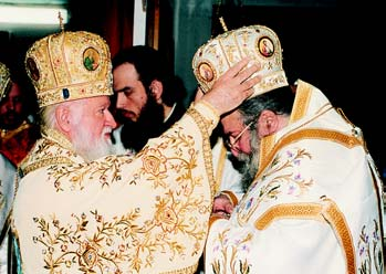 Μεταξὺ τῶν πολυπληθῶν πιστῶν, οἱ ὁποῖοι παρέστησαν καὶ συνεπροσευχήθησαν κατὰ τὸ εὐφρόσυνο καὶ ἱστορικὸ αὐτὸ γεγονός, ἦσαν καὶ εὐσεβεῖς λαϊκοὶ τῆς ἐν Ιταλίᾳ Εξαρχίας μας. Ο Επίσκοπος Λούνης κ.