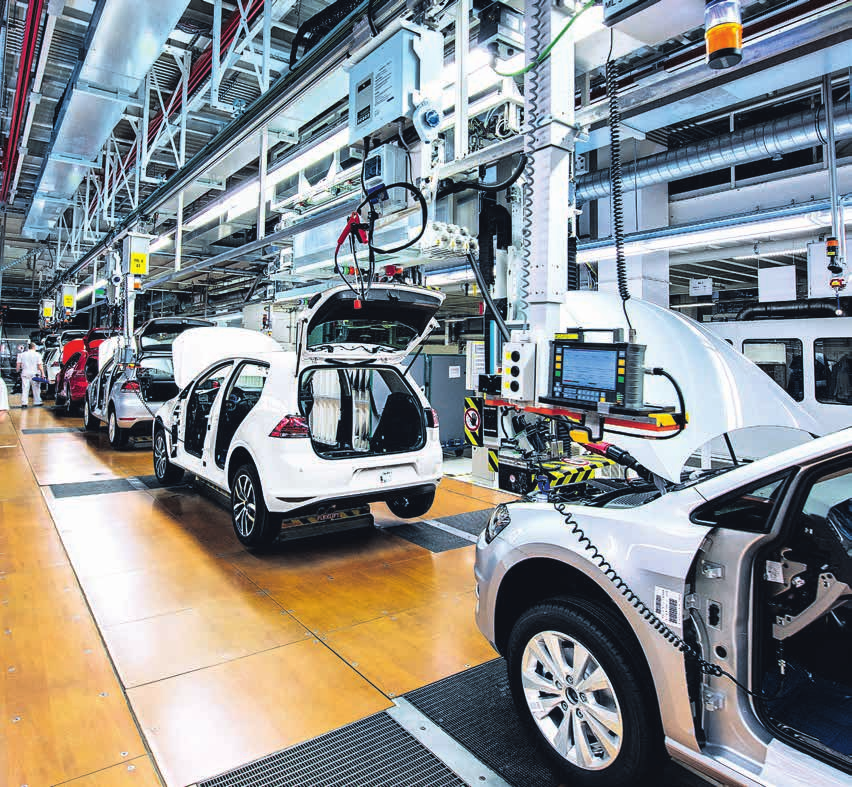 Digitálne technológie však prenikajú aj do ďalších odvetví čoraz inteligentnejšie energetické sústavy získavajú podobu smart grids, digitalizujú sa dopravné systémy, zdravotníctvo, mestská