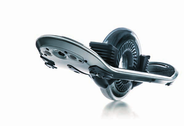 LIFESTYLE hračky 46 47 Doska s kolesom Na crowdfundingovej platforme Kickstarter nedávno odštartovala kampaň na dofinancovanie projektu jednokolesového zariadenia Hoverboard.