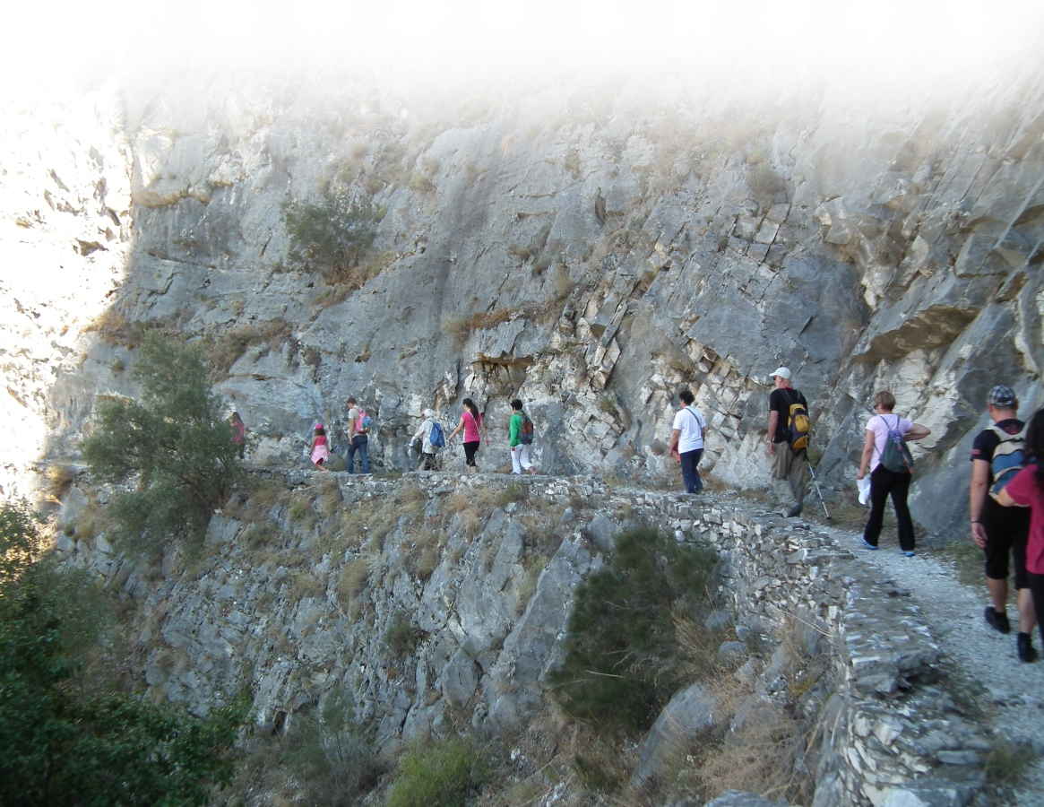 ΜΑΪΟΣ 2017 Κυ, 7 Καράολαν (1100μ), από Πόρτα. Διάρκεια: 6Ω, Μήκος διαδρομής: 10,5χλμ, Υψομ. διαφορά: 420μ, Βαθμός δυσκολίας: 2 Δυνατότητα συμμετοχής αρχαρίων Υπεύθ. - Πληροφ.