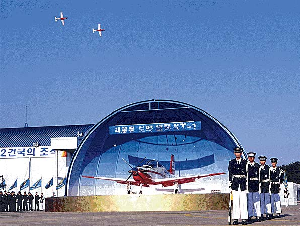 Εκπαιδευτικό ΚΤ-1 µε τα διακριτικά της Αεροπορίας της Ινδονησίας, η οποία είναι και ο πρώτος εξαγωγικός χρήστης του τύπου.
