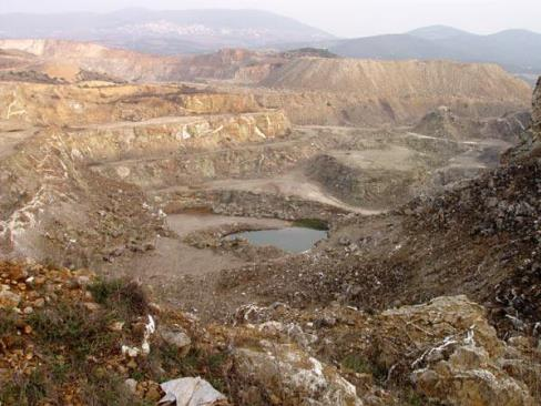 Εικόνα 1: Λατομείο εξόρυξης λευκόλιθου στη Χαλικιδική Σκοπός της εργασίας είναι η βιβλιογραφική ανασκόπηση που θα αναδείξει διάφορα είδη ανακυκλωμένων υλικών που χρησιμοποιήθηκαν ως ανακυκλωμένα