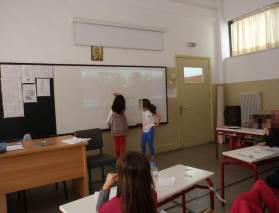 Αρχικά, οι μαθητές παρακολούθησαν στην ολομέλεια βίντεο, Διαφάνεια 1, για τον μινωικό πολιτισμό, στο οποίο δίνονται πληροφορίες για την Κνωσό και το παλάτι της.