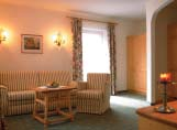 HOTEL HANNESHOF**** FILZMOOS BAZEN HOTELA HANNESHOF**** APARTMANI NEUREITER Novi, lijepo i moderno namjeπteni apartmani za 2-6 osoba na samom skijaliπtu.