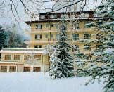 APARTMANI KURHAUS GASTEIN Nalazi se u srediπtu mjesta, svega nekoliko minuta pjeπaëenja do æiëara, klizaliπta, staza za skijaπko trëanje i termalnih bazena. Stajaliπte ski busa je ispred apartmana.