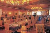 SOBA HOTELA LATINI**** HOTEL BERNER**** Hotel se nalazi izravno na skijaπkoj stazi, samo sto metara od æiëare Zeller Bergbahn i sjedalnice, blizu srediπta mjesta.