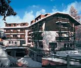 te pruæaju sve usluge za najveêi komfor. Formula hotel: Sobe standard: smjeπtaj u dvokrevetnim ili trokrevetnim sobama na mansardi, s kupaonicom i WC-om, izravnim telefonom, satelitskom TV.