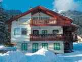 vratima. ST4 v.panoramica: jednosobni/tipa studio Ëetverokrevetni s balkonom, s istim uslugama kao i ST3/ST4, ali s panoramskim pogledom na dolinu.