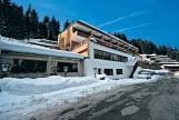 PASSO TONALE I PONTE DI LEGNO Passo Tonale je moderno talijansko zimovaliπte u Val di Sole koje osim sigurnog snijega na skijaπkim stazama i na gleëeru Presena nudi i mnoge druge oblike zabave.