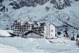 Skijaliπte Tonale ima 80 km skijaπkih staza, gondolu, 11 sjedalnica i 7 vuënica te staze za skijaπko trëanje.