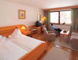 Hotel ima 63 sobe, i to opremljene s pet razli- Ëitih stilova (imena po vrhovima Nockberga).