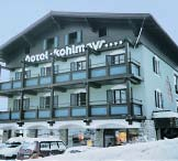 Apartman za 7-9 osoba ima kuhinju, veliki dnevni boravak, kupaonicu, WC, blagavaonicu, sobu sa tri kreveta, jednu s dva kreveta i jednu sobu u kojoj je krevet na kat i jedan pomoêni krevet.