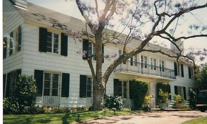 Το σπίτι της Lana Turner στο οποίο έχασε τη ζωή του ο Stompanato το 1958 Μία Παρασκευή βράδυ του 1958, η Λάνα και ο Τζόνι άρχισαν πάλι να καυγαδίζουν.