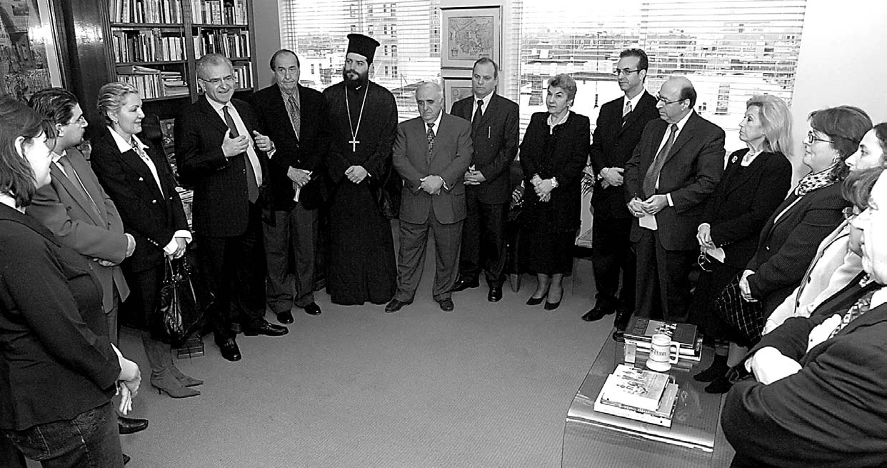 φωτογραφίες των ανδρών με τεράστια στρόφιγγες