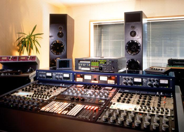Εικόνα 5.1:Studio Mastering 5.2 ΙΣΤΟΡΙΚΗ ΑΝΑΦΟΡΑ Στις αρχές του βινυλίου ο μηχανικός έκανε την μεταφορά υλικού ταινίας σε βινύλιο.