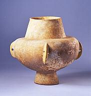 3200-2800 π.χ. Ύ.: 25 εκ. / Δ.χείλ.: 12 εκ. Άγνωστη προέλευση Κρατηρίσκος με κωνικό λαιμό, αχινόσχημο σώμα με τέσσερις διάτρητες αποφύσεις και κωνικό πόδι.