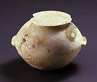Πρωτοκυκλαδική ΙΙ περίοδος - φάση Σύρου 2800-2300 π.χ. Ύ.(με πώμα): 8,6 εκ. Άγνωστη προέλευση H πυξίδα είναι ο συνηθέστερος τύπος κλειστού μαρμάρινου αγγείου της Πρωτοκυκλαδικής ΙΙ περιόδου.