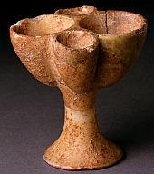 Πρωτοκυκλαδική ΙΙ περίοδος - φάση Σύρου 2800-2300 π.χ. Ύ.: 7,9 εκ.άγνωστη προέλευση Σύνθετα σκεύη, όπως αυτός ο τετράλοβος κέρνος, μαρτυρούν τη δεξιότητα των Κυκλαδιτών μαρμαροτεχνιτών.