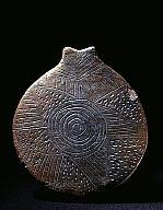Τηγανόσχημo σκεύoς πηλός Πρωτοκυκλαδική Ι-ΙΙ περίοδος - φάση Κάμπου2800-2700 π.χ. Ύ.: 3,8 εκ. / Δ.χείλ.: 16 εκ. / Δ.βάσ.: 16,4 εκ.