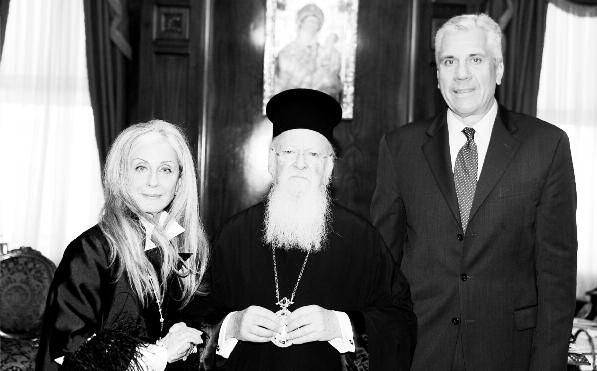 ΙΑΝΟΥΑΡΙΟΣ 2016 ΠΡΟΣΩΠΟΓΥΝΑΙΚΑ 11 Το ζεύγος Τζεφ και Αναστασίας Μάικλ πλαισιώνει τον Οικουμενικό Πατριάρχη κ. Βαρθολομαίο στο γραφείο του στο Φανάρι.