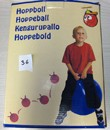 κατασκευασμένη από μαλακό πλαστικό και διαθέτει χειρολαβές με φορά προς τα πάνω. Το παιχνίδι χρησιμοποιείται ως εξής: το παιδί ανεβαίνει πάνω στη μπάλα, κρατιέται από τις χειρολαβές και αναπηδά.