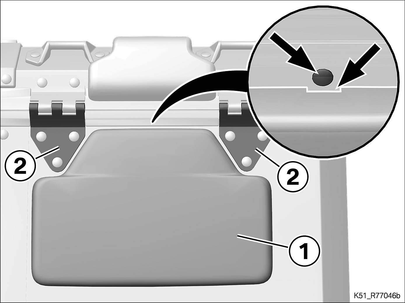 Ευθυγραμμίστε το μαξιλάρι πλάτης (1) κεντραρισμένα ανάμεσα στις δύο βάσεις στερέωσης των μεντεσέδων (2). Το πριτσίνι (βέλος) βρίσκεται κεντρικά στην εγκοπή (βέλος).