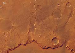 Η ατμόσφαιρα του Άρη, που στο ανώτατό της όριο φθάνει τα 230 km, αποτελείται κυρίως από διοξείδιο του άνθρακα (95%), άζωτο, αργό, και ελάχιστο νερό, αρκετό όμως για να δημιουργεί λίγα νέφη.