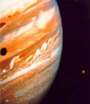 Φυσική και ιαστημικά ταξίδια Κατασκεύασε ένα φωτογραφικό άλμπουμ με τις φωτογραφίες που έστειλε στη γη το Voyager 2, καθώς περνούσε πολύ κοντά από διάφορους πλανήτες.