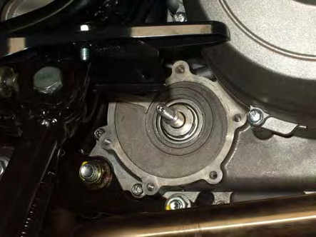 Mount the tie rod, screwing it on to the fan shaft. Warning: the shaft threading is to the left. Screw it in manually until it touches the bottom.
