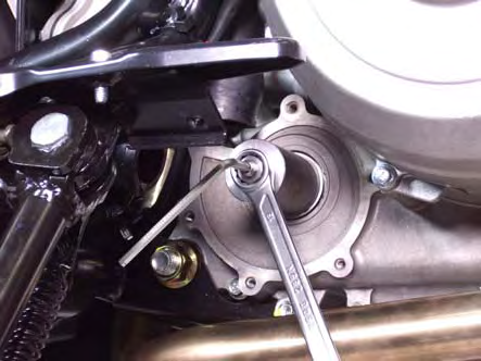 The tool will place the static housing on the crankcase as well as the mobile housing, creating the correct preloading for the ceramic seal. Screw in the fan (threading towards the left).