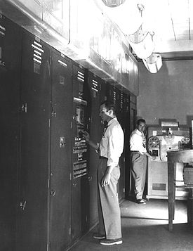 EDVAC (1949) Successor of ENIAC by John Eckert and John Mauchly of U Penn & John von Neumann Η «αποθήκευση προγράμματος» γινόταν σε επίπεδο μνήμης Jonh Von