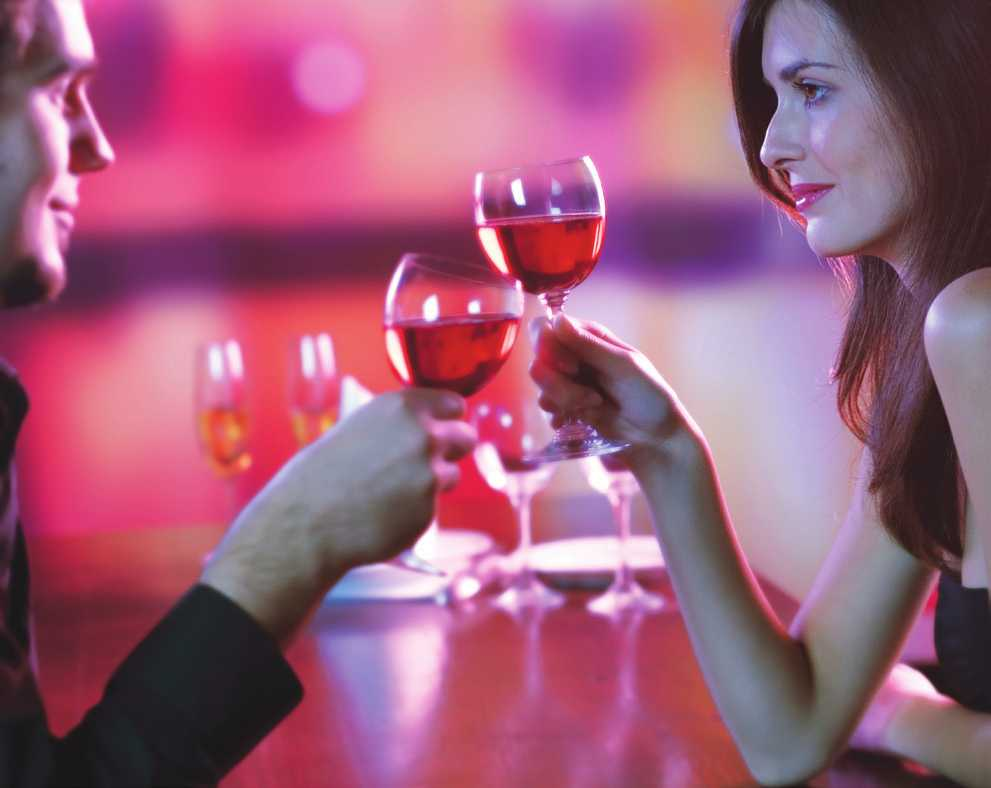 Ανάψτε µερικά κεριά, βάλτε λίγη µουσική και ανοίξτε ένα-ένα τα κρασιά. Βάλτε ένα ποτήρι κρασί, µυρίστε το, δοκιµάστε το συνοδεύοντάς το και µε λίγο τυρί και πείτε την άποψή σας για αυτό που γευτήκατε.