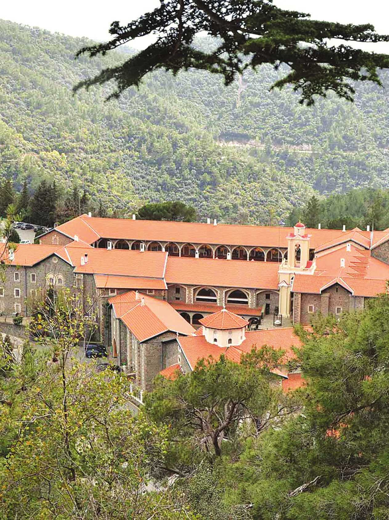 Οινοποιείο Κύκκου Από τον 11ο αιώνα που ιδρύθηκε η Μονή Κύκκου καλλιεργούσε τις δικές της εκτάσεις με αμπέλια και παρήγαγε κρασί στο δικό της ληνό, διώροφο κτίριο που σήμερα δεν σώζεται, ενώ είχε