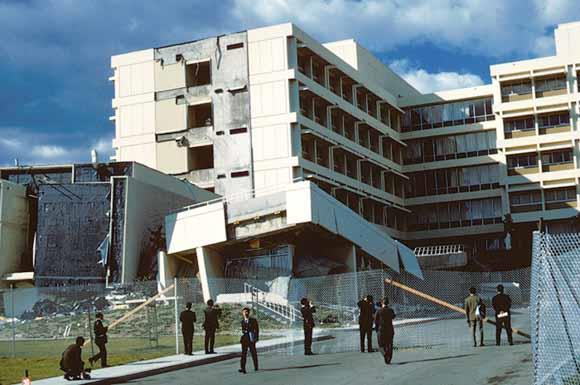 Εικόνα 23. Το νοσοκομείο Sylmar στην Καλιφόρνια αποτελεί παράδειγμα νοσοκομείου που κρίθηκε κατεδαφιστέο μετά από ισχυρό σεισμό (Μ 6.